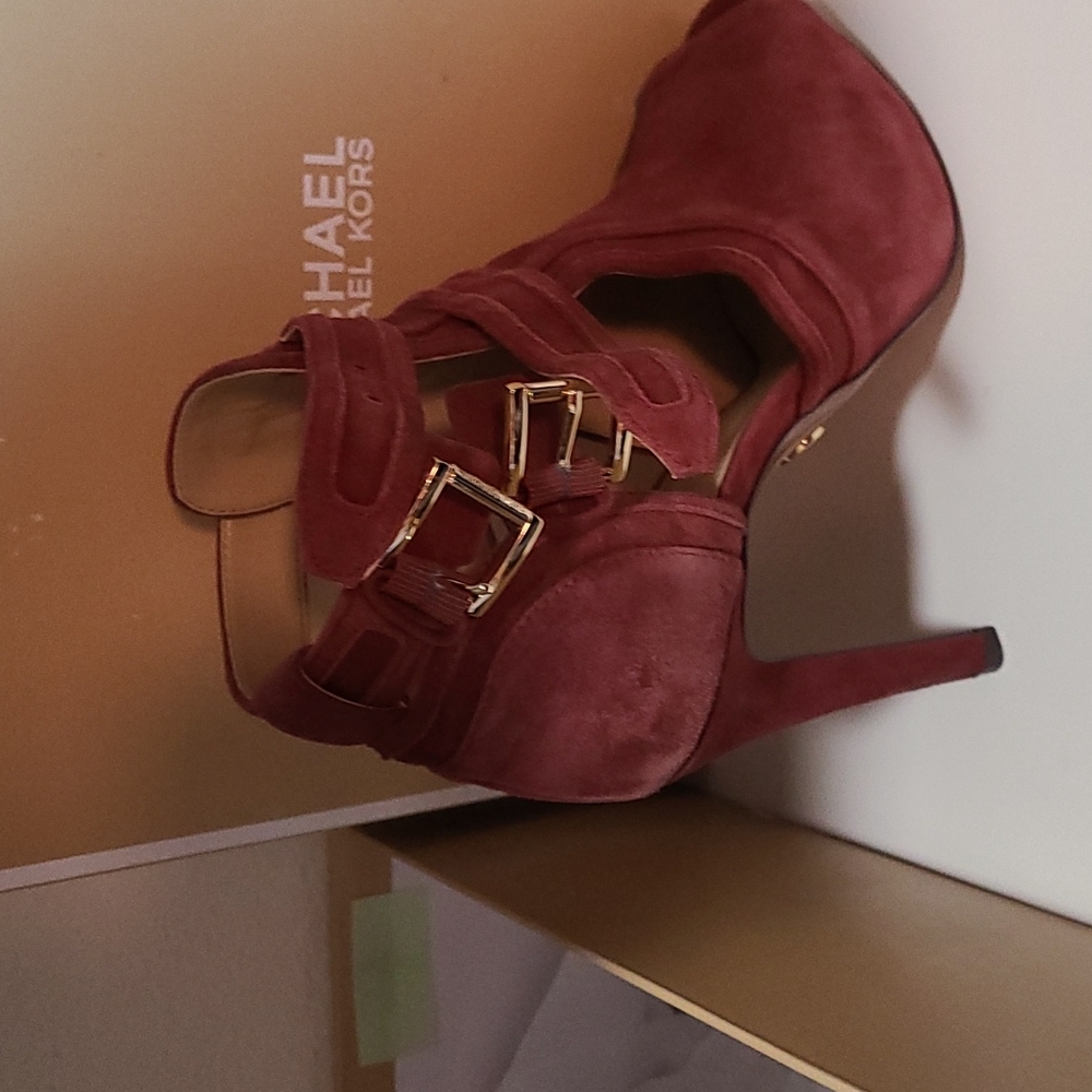 Shoes - Picture 2 of 3